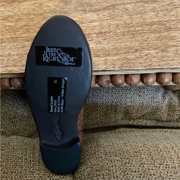 🌸3 for $18🌸 Just the Right Shoe Ingenue, Brown Tassel Loafer Miniature EUC - Picture 6 of 9